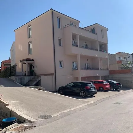 Studio Apartmant Leona With Parking Place شقة