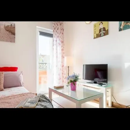 Studio Apartmant Leona With Parking Place شقة *